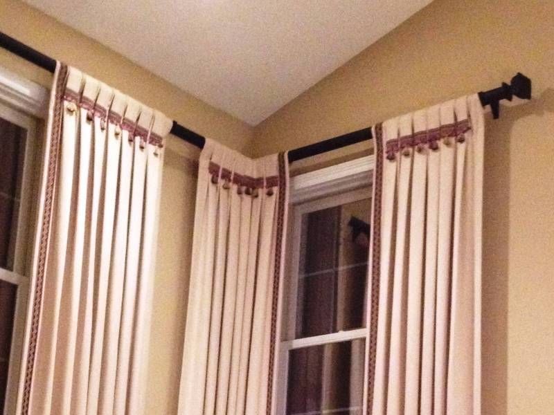 Cortinero decorativo para esquina de ventana