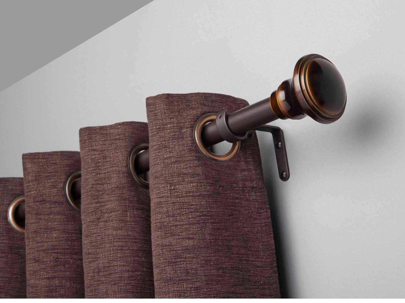 Detalle de cortinero metálico decorativo