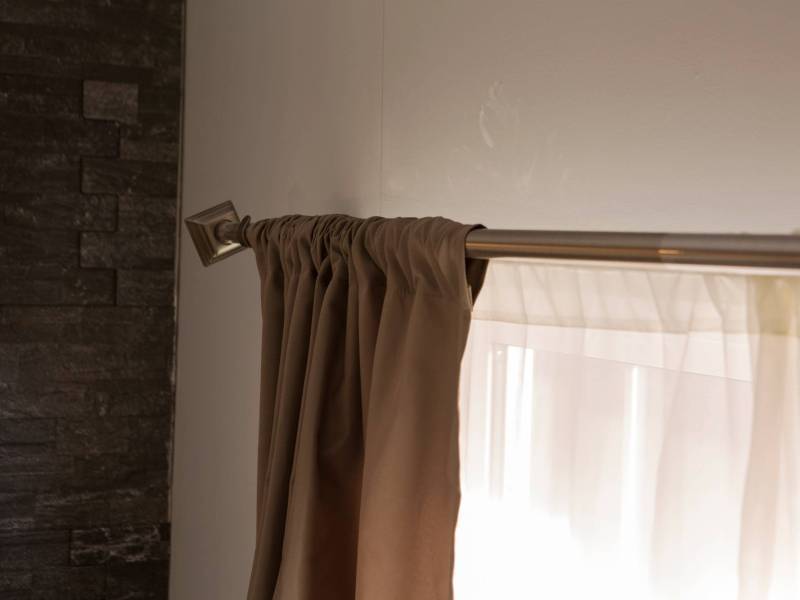 Cortinero con cortina translúcida instalada